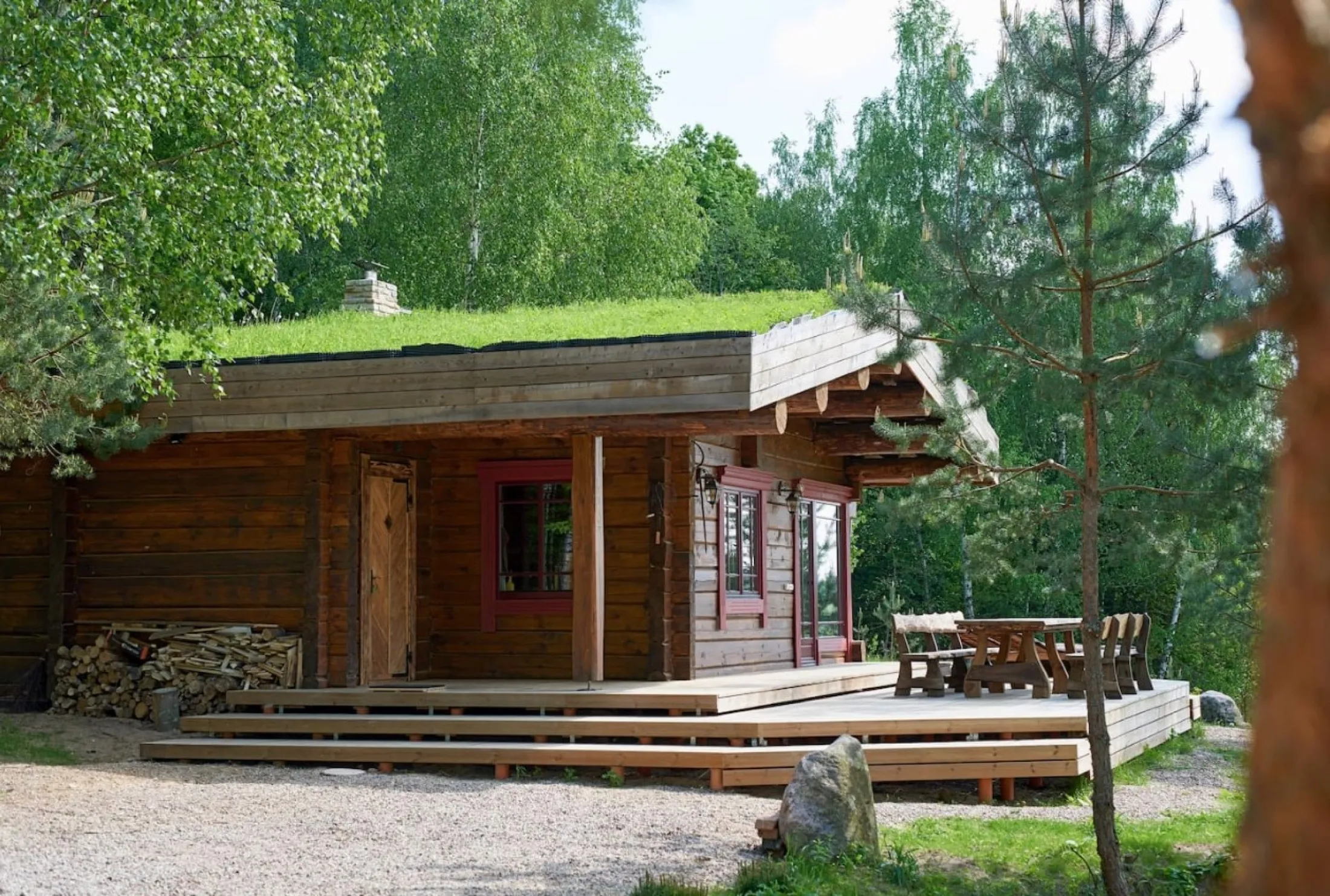 Namelis šalia vynuogyno